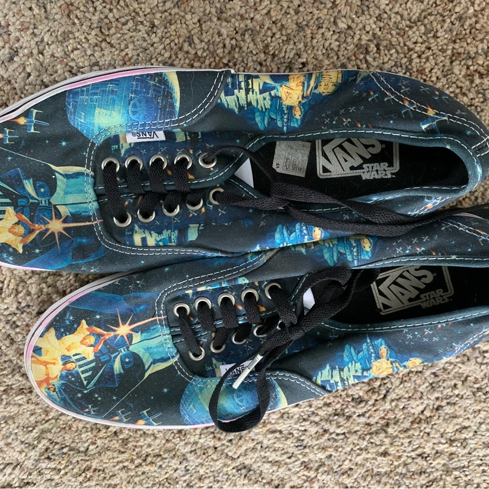 Worn once men’s Star Wars Vans size ten. Excellent condition!